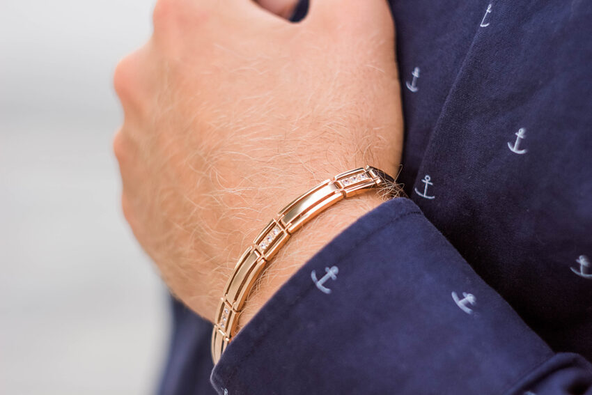 When it comes to finding the perfect gift for your boyfriend, nothing beats the timeless elegance of gold jewelry.