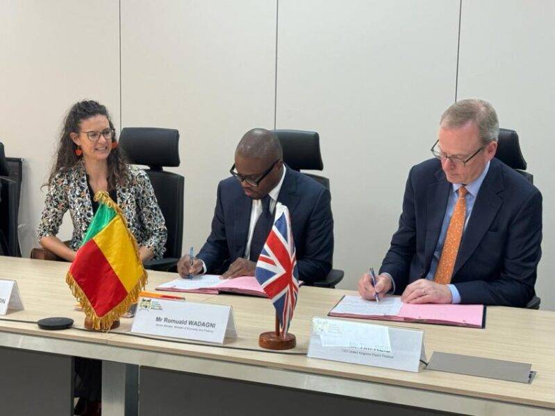The Minister of Economy, Finance, and Denationalization Programs of Benin, Romuald Wadagni, officially signed a Memorandum of Understanding with Tim Reid, the CEO of UK Export Finance, in the presence of Harriet Thompson, Non-Resident Ambassador to Benin and Non-Resident High Commissioner to Togo.